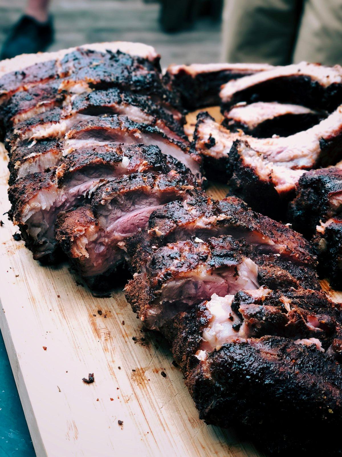 BBQ casero en el Condado de Riverside — costillas y brisket ahumados desde casa